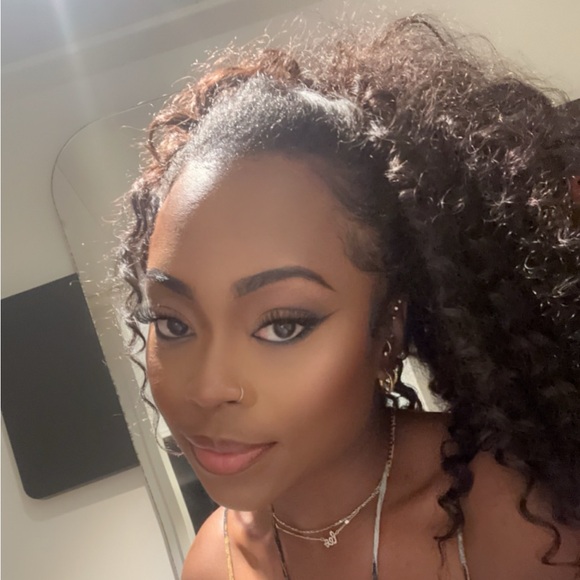 Meet your Posher, Danielle - Picture 1 of 1